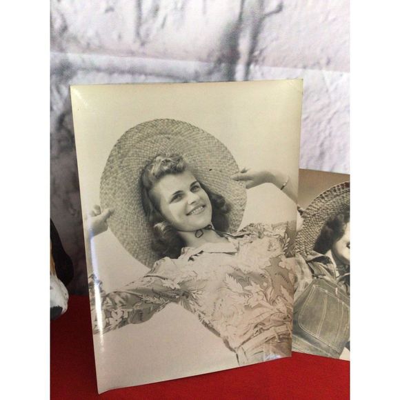 Vintage Original Found Photos “Hat Girls” B&W Snapshot Photos Photography 1950’s - Picture 8 of 10